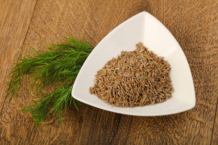 孜然粒孜然粒放入碗里摄影图