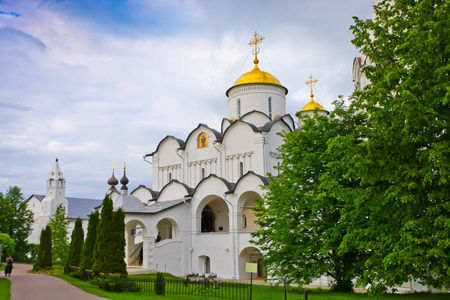 石正统教会与金黄圆顶 波克罗夫斯基修道院