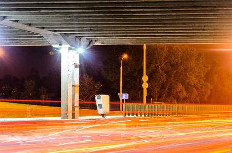 固定车速雷达靠近公路路。夜间道路交通背景