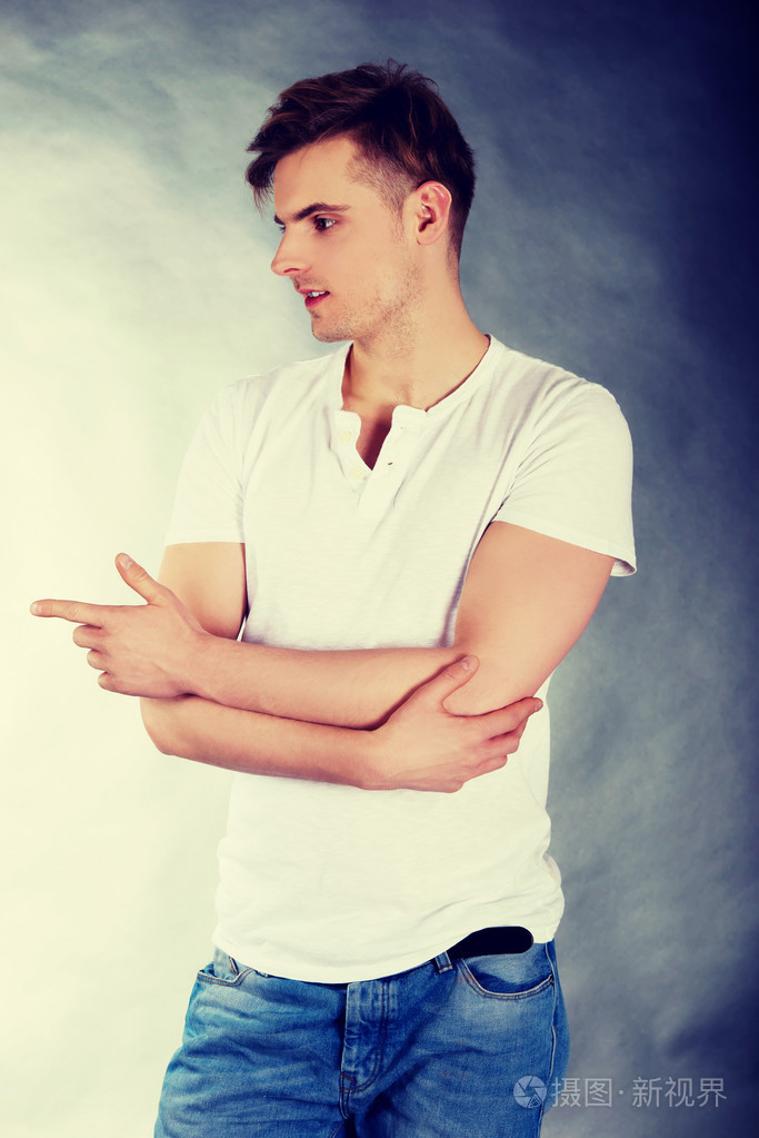 英俊的男人指向左边