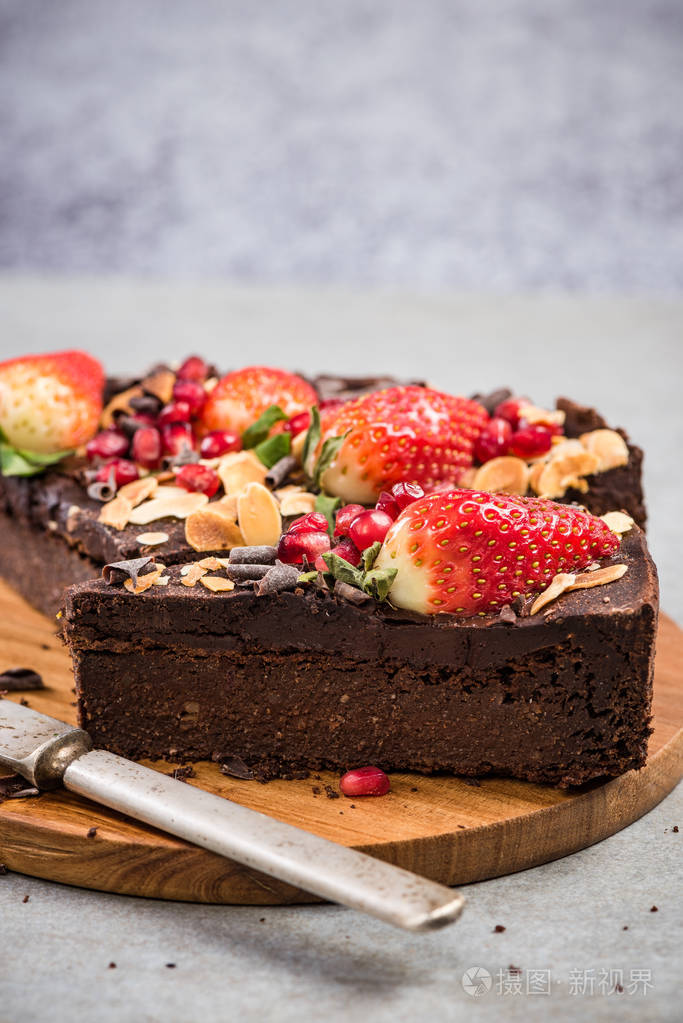 健康布朗尼装饰浆果水果