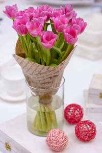 花瓶里的花束郁金香。节日贺卡的背景