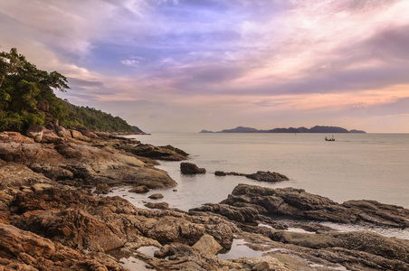 美丽的海景景观。日落时分天空中的海洋岩石和云彩