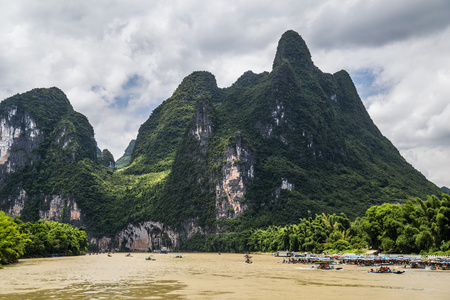 喀斯特山区和石灰岩山峰的中国漓江