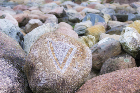 石字母v大石头与字母 v照片