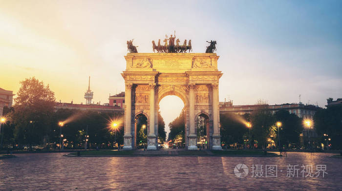 在意大利米兰, 古的步伐或 和平拱门, 是为了庆祝拿破仑的胜利而建造的。米兰城门位于意大利米兰 Simplon 广场中心。