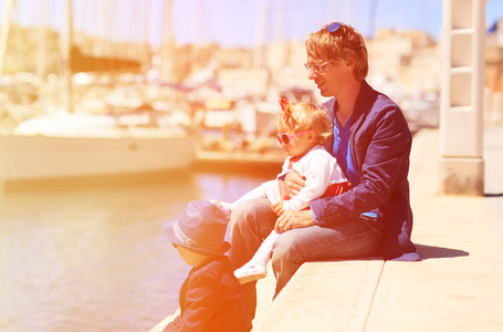 父亲和两个孩子在马耳他港口