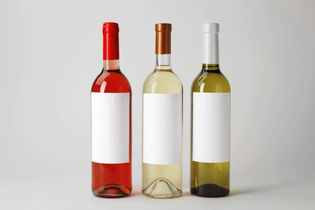 白色背景上有空白标签的可口葡萄酒瓶照片