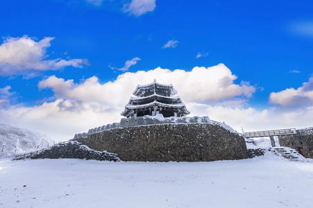 德裕山山脉被雪和早晨的雾覆盖在冬天