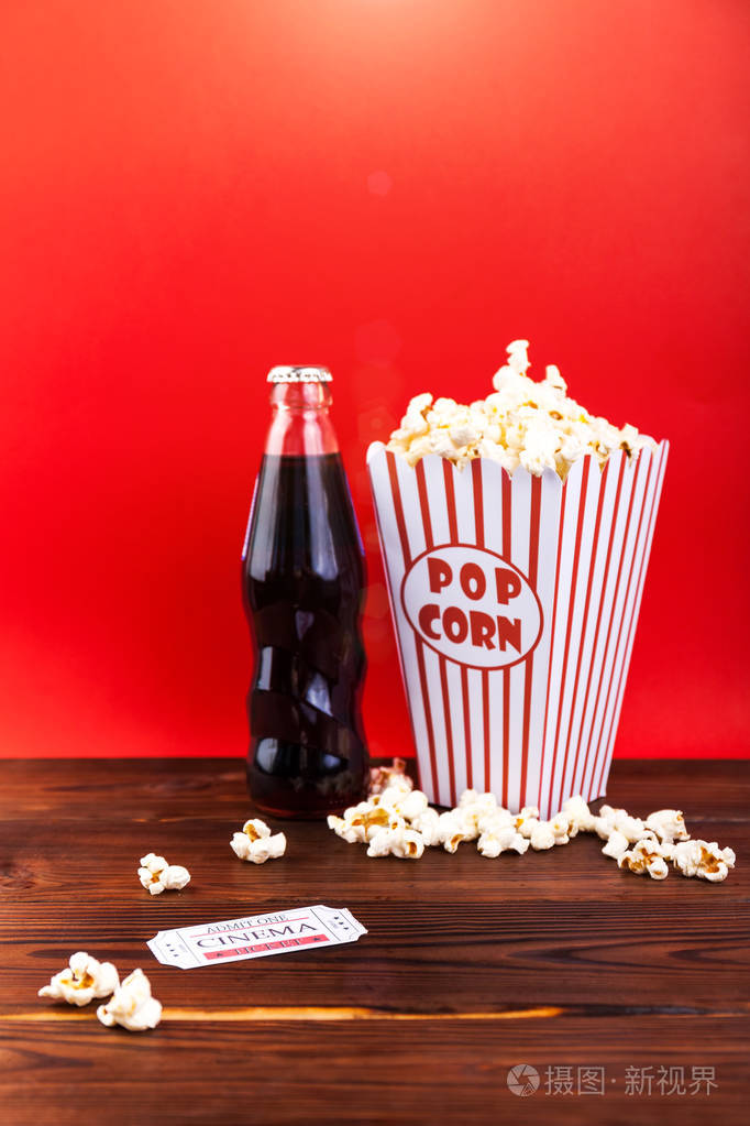 看电影.饮料, 爆米花和 clapperboard 在红色背景上查看复制空间