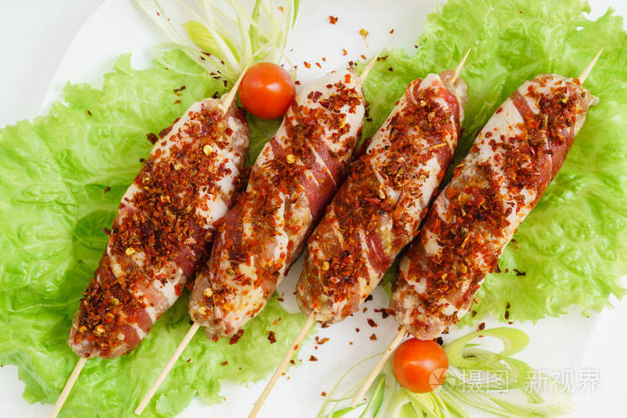 原始烤肉串裹着培根