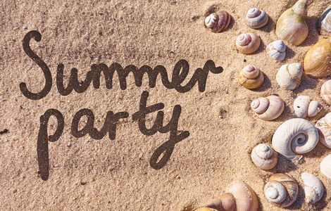夏天党文本画在沙子用贝壳