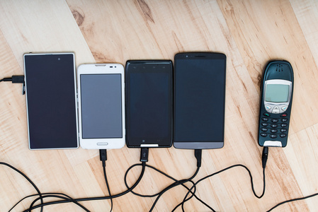 四个智能手机和一个经典的电话