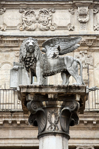 圣马克狮子象征着城市与威尼斯的关系密切。维罗纳阿尔厄布广场