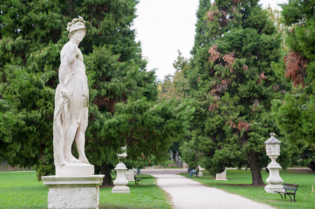 奎园在维琴察其典型观赏雕塑与雕塑的主要大道