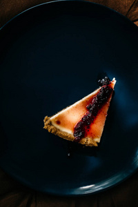 蓝莓摩丝芝士蛋糕在盘子里
