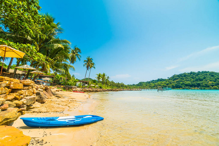 独木舟小船在美丽的热带海滩和海与椰子