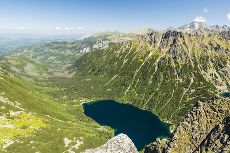 一个美妙的景色山谷与海眼睛 Morskie Oko 湖和周围的山从修士 Mnich 山顶在波兰人 Tatra 山。假日和