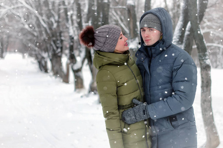 家庭夫妻走冬天的雪