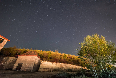 夜空下的古老建筑, 许多星星和温暖的夏日天气