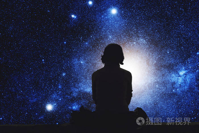 孤独的概念.坐在后面的妇女和期待在天空