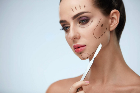 整形外科手术.美丽的女人,用脸上的线条照片