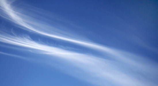 白色飘渺云在蓝色夏日的天空图片