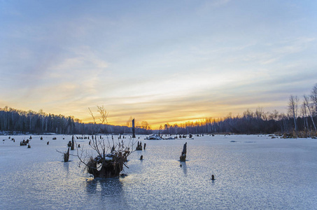 日落时冻的湖