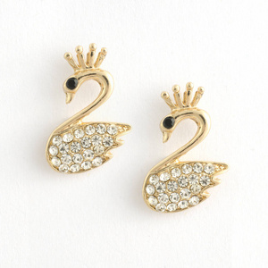 金色耳环天鹅在皇冠上与钻石隔绝白色照片