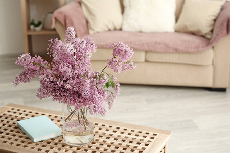 与美丽的淡紫色花的花瓶