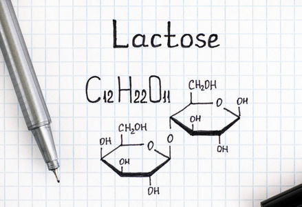 乳糖的化学配方与黑钢笔。特写