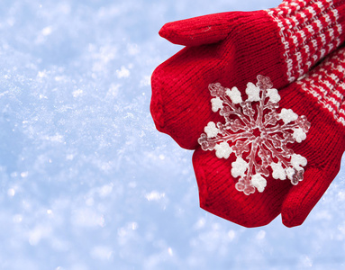 大雪花女人双手抱着白色大雪花红色手套照片