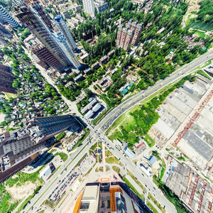 与空中城市景观 十字路口 道路 房屋 建筑物 公园及停车场。阳光灿烂的夏天全景图像