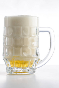 啤酒杯一杯清淡的新鲜啤酒, 上面有很多泡沫。