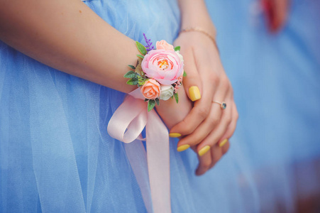 朋友鲜花伴娘在婚礼上捧着一束鲜花.