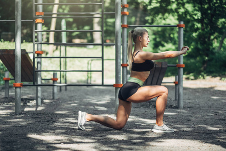 健身妇女在夏季晨园户外锻炼训练。概念体育健康生活方式