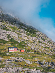 典型的斯堪的纳维亚和平小屋在山上