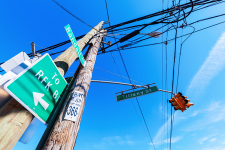 在纽约有街道标志的电塔图片