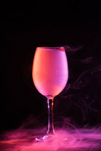 黑色背景粉红色烟雾酒杯