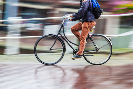 骑自行车的人，在多雨的城市