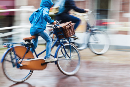 骑自行车的人，在多雨的城市