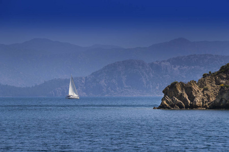 白色的小船在爱琴海群岛的背景图片
