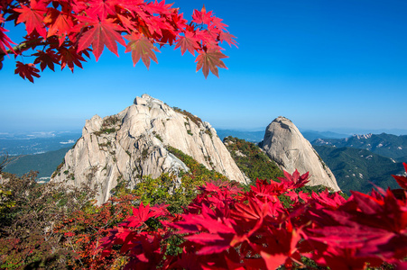 Baegundae 峰值和秋天的时候，在韩国首尔北汉山山脉