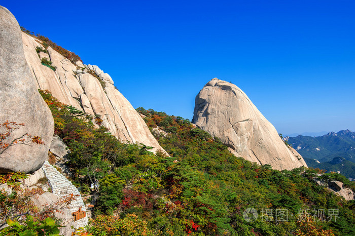 baegundae 峰值和秋天的时候,在韩国首尔北汉山山脉