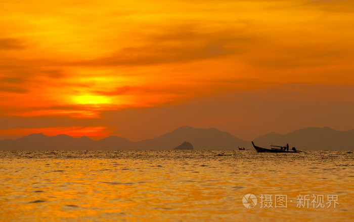 船在泰国甲米的海水中的剪影