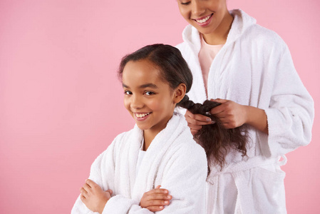 黑白衣服. 扎了个辫子. 骄傲的妈妈.