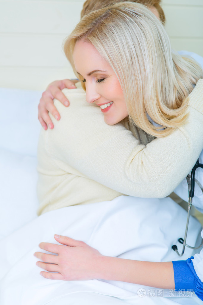专业护士照顾病人