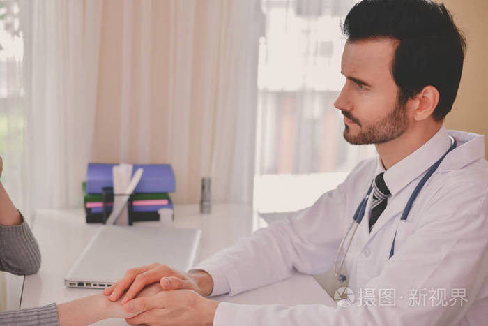 可怕的医学概念 病人在医生的诊断中压力很大 病人关心的是医疗治疗 医生的治疗使病人害怕照片 正版商用图片0oq9ao 摄图新视界 可怕的医学概念 病人在医生的诊断中压力很大 病人关心的是医疗治疗 医生的治疗使病人害怕照片 正版商用图片0oq9ao 摄图新视界