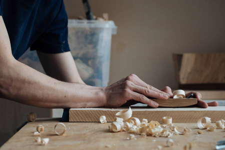 木雕工艺木雕,主人的手里工作与木表面,专业做木制工艺品照片