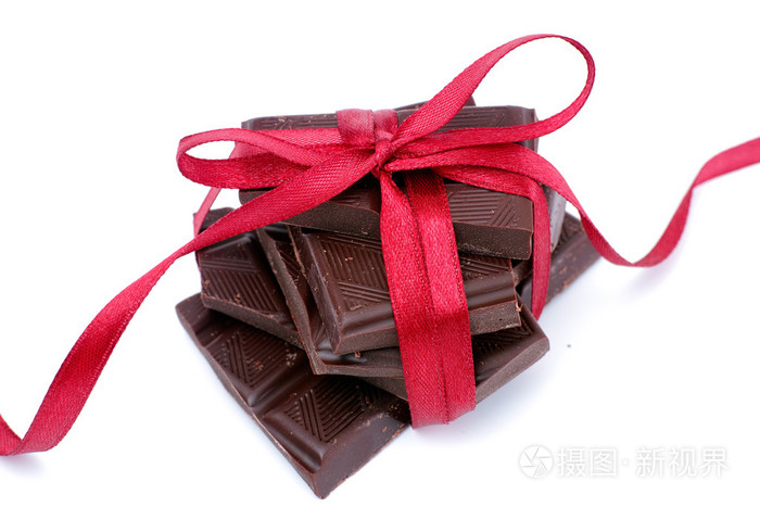 用红丝带白色背景上的黑巧克力
